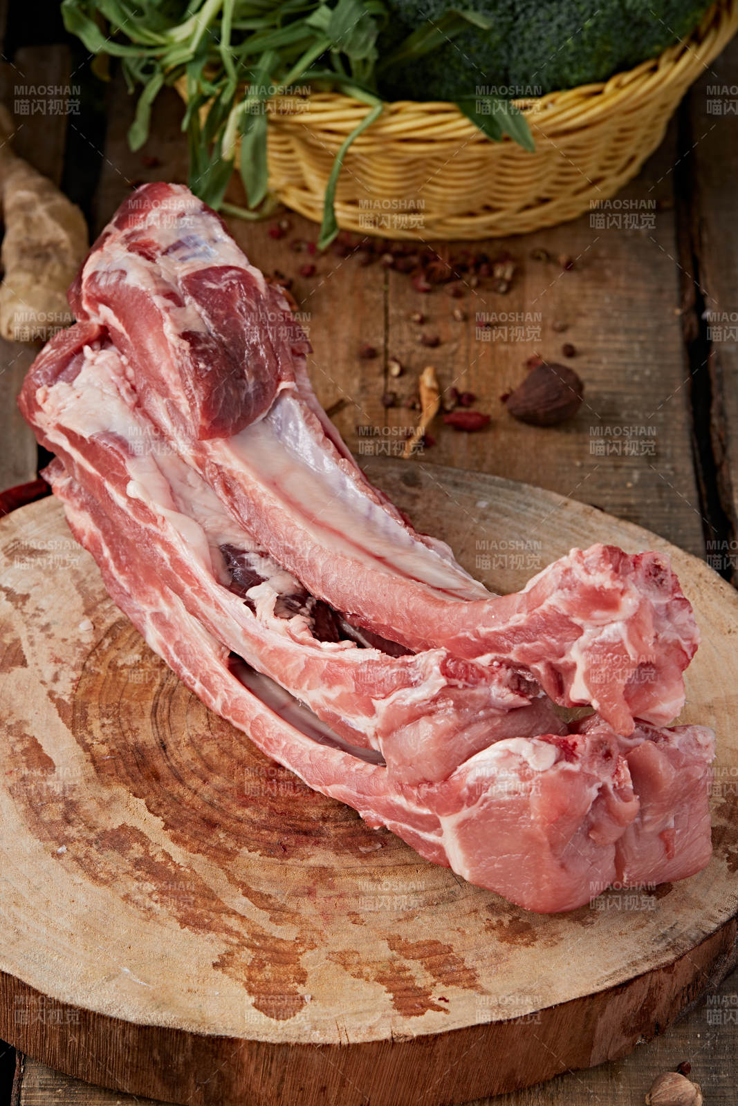 白色背景下的生鲜猪肋排图片