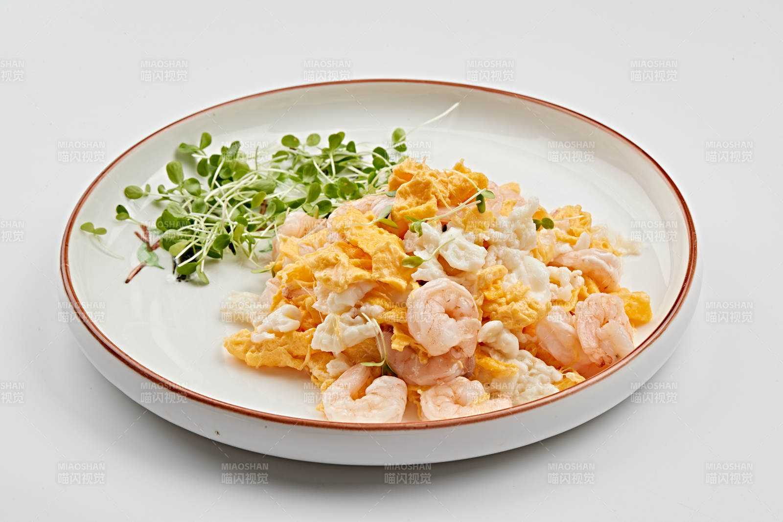 白色瓷盘装的香椿苗虾仁炒泉水蛋图片