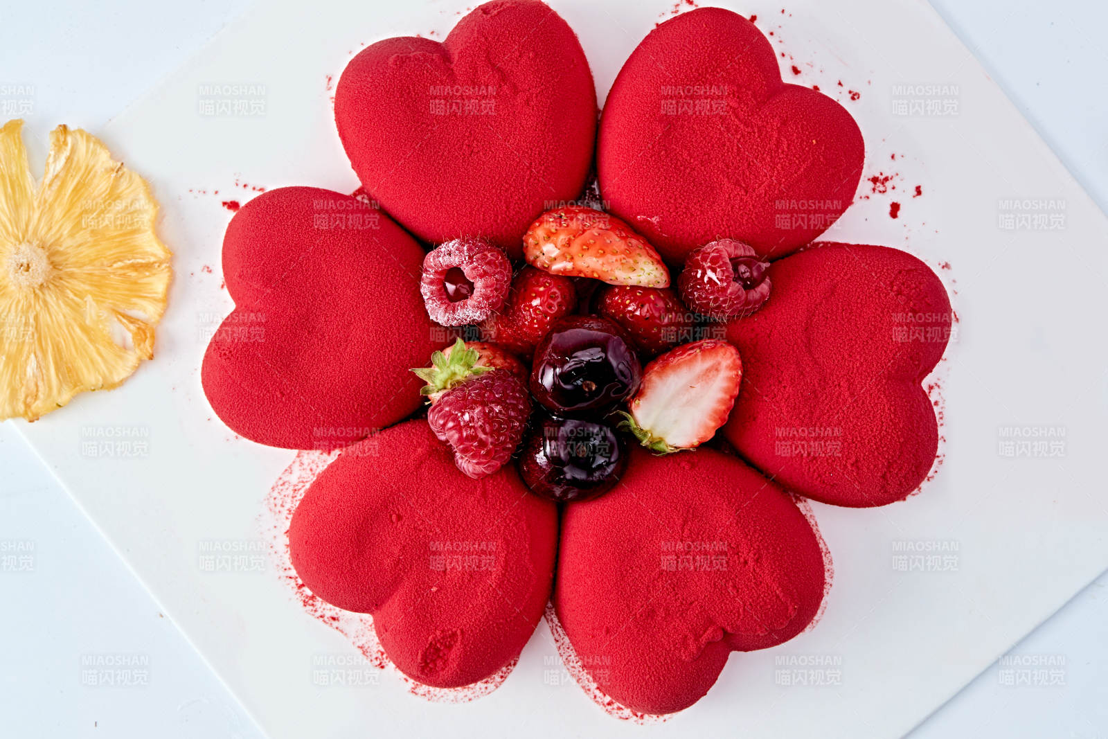 鲜水果抹茶心形奶油慕斯蛋糕图片