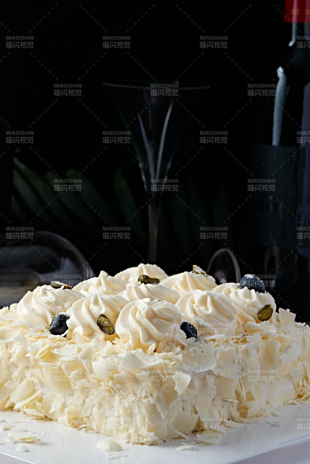 蓝莓白巧克力鲜奶慕斯榴莲蛋糕图片