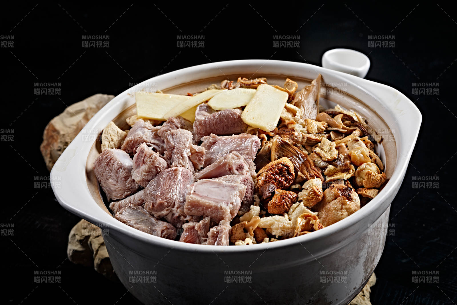 云南山珍杂菌排骨煲图片