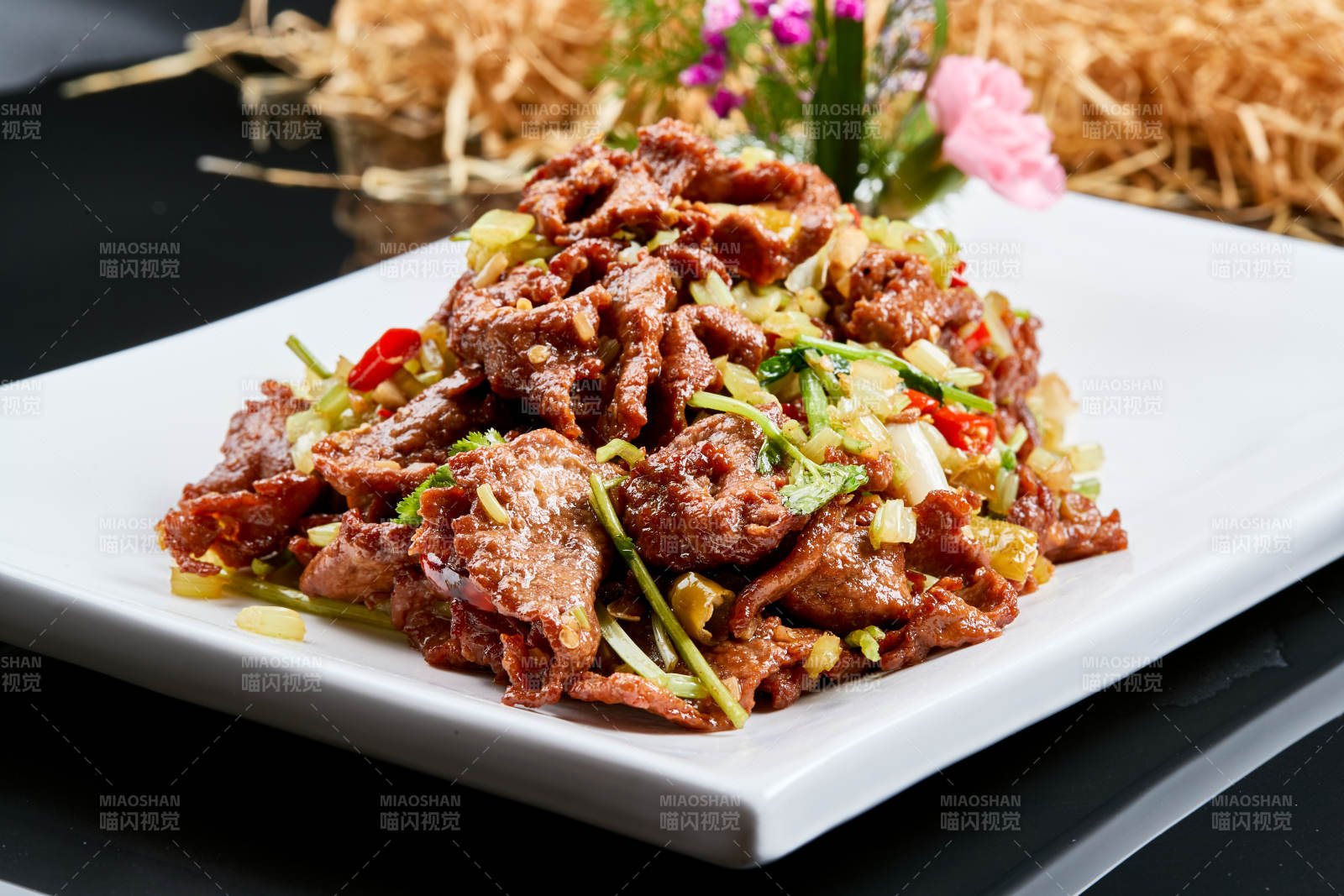 白色瓷盘装的湘味小炒黄牛肉图片