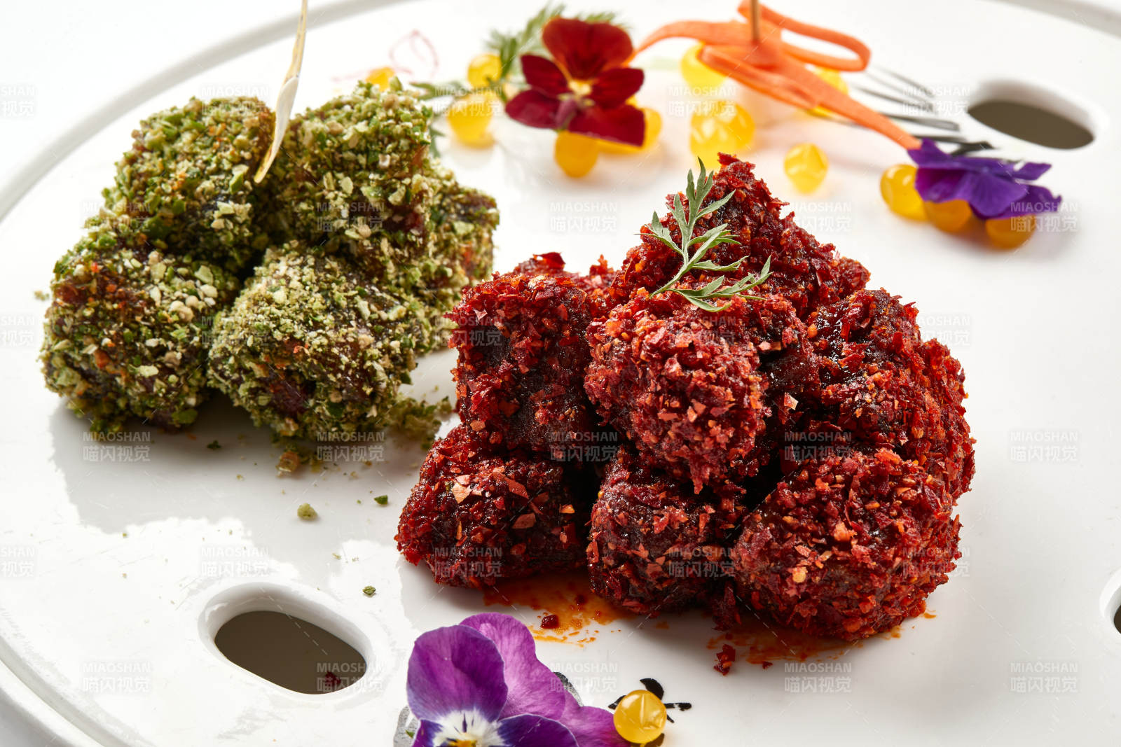 精美瓷餐具装的双色和牛图片