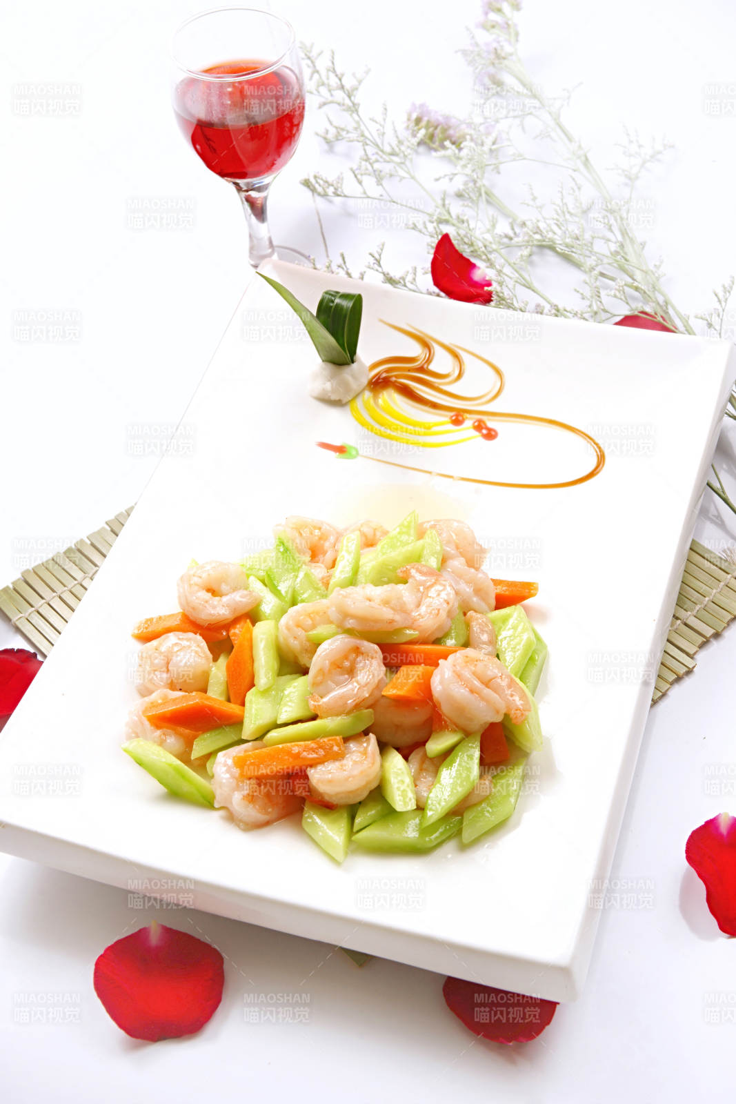 胡萝卜西芹炝炒大虾仁图片