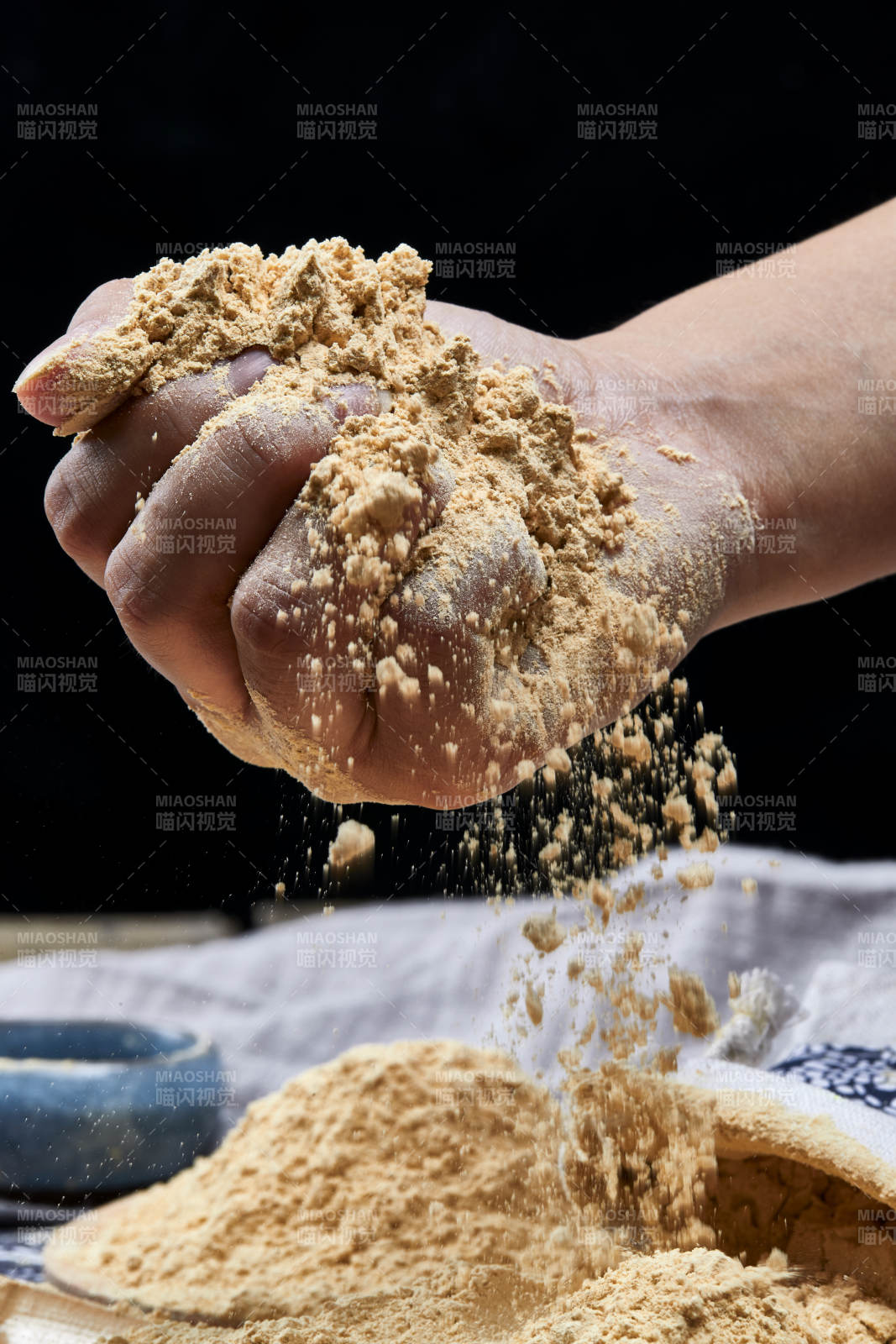 双手揉搓捧起的糊糊面豆糊面图片