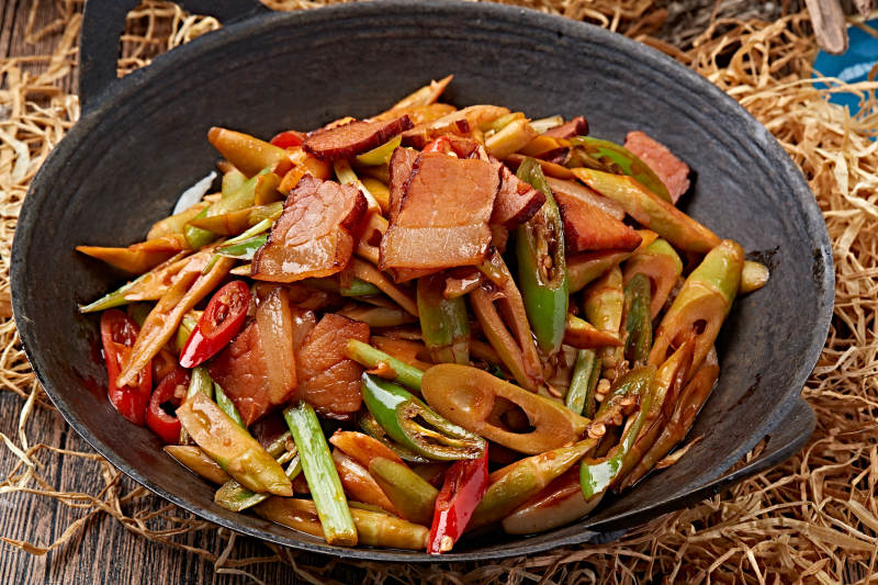香辣锅仔腊肉嫩笋尖图片