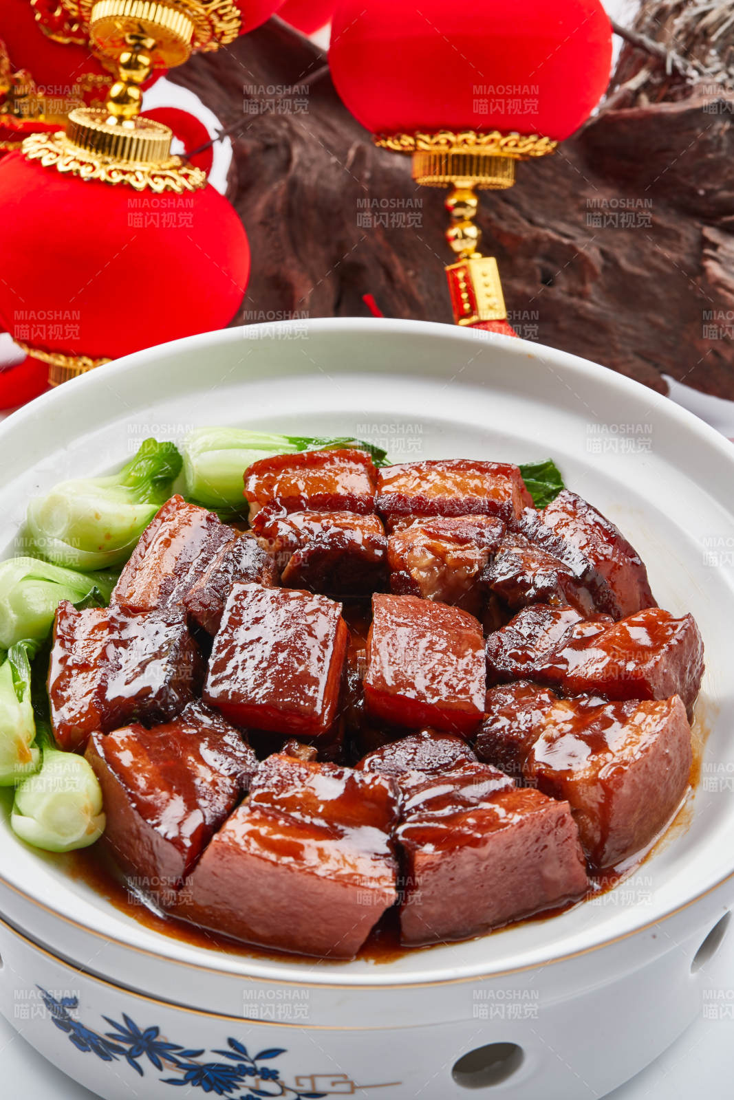 精美餐具装的传统红烧肉图片