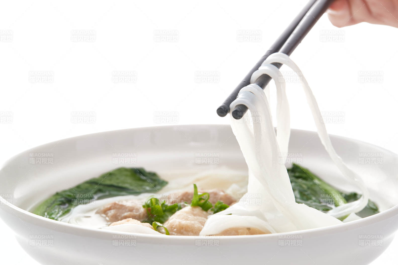 白色瓷碗装的广式河粉配牛丸图片