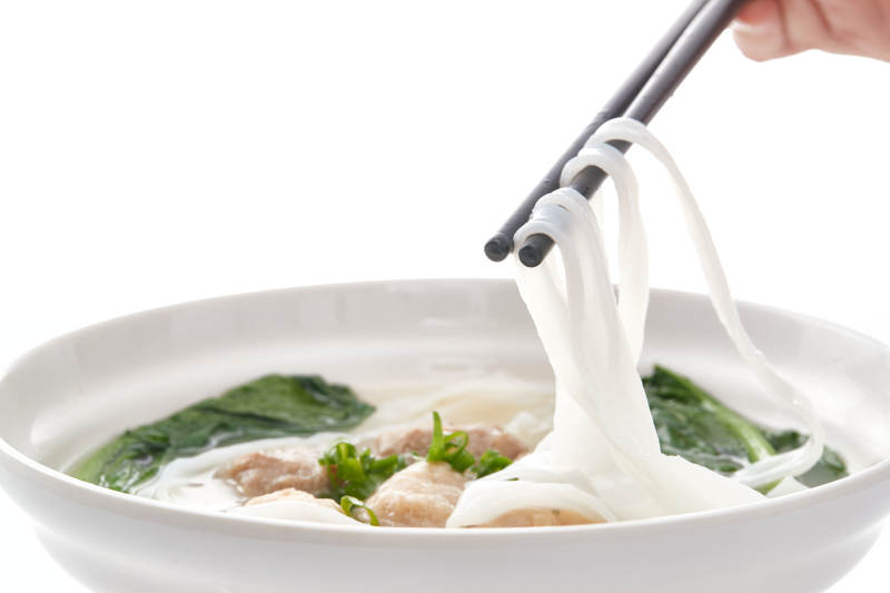 白色瓷碗装的广式河粉配牛丸图片