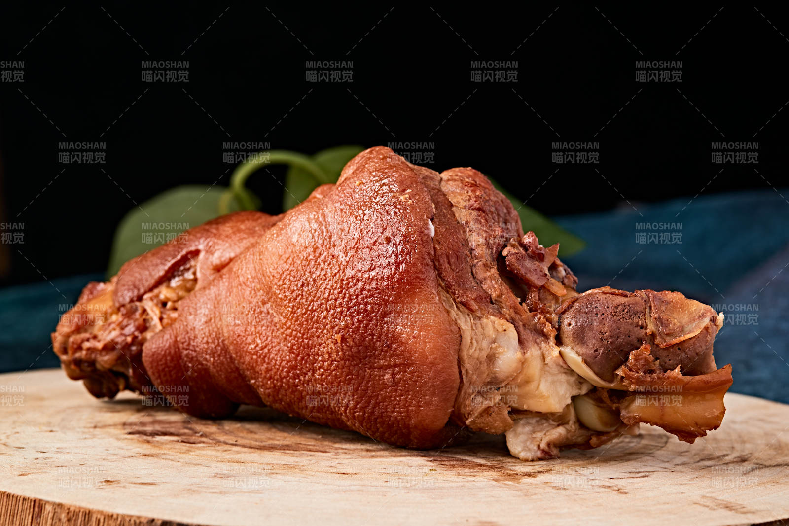 烟熏小香猪肘子图片