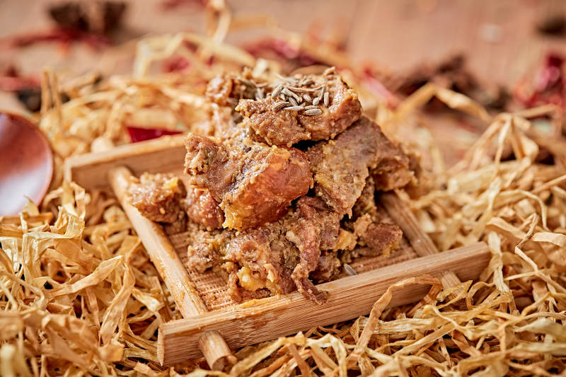 木质背景上摆放的自然香辣牛筋肉图片