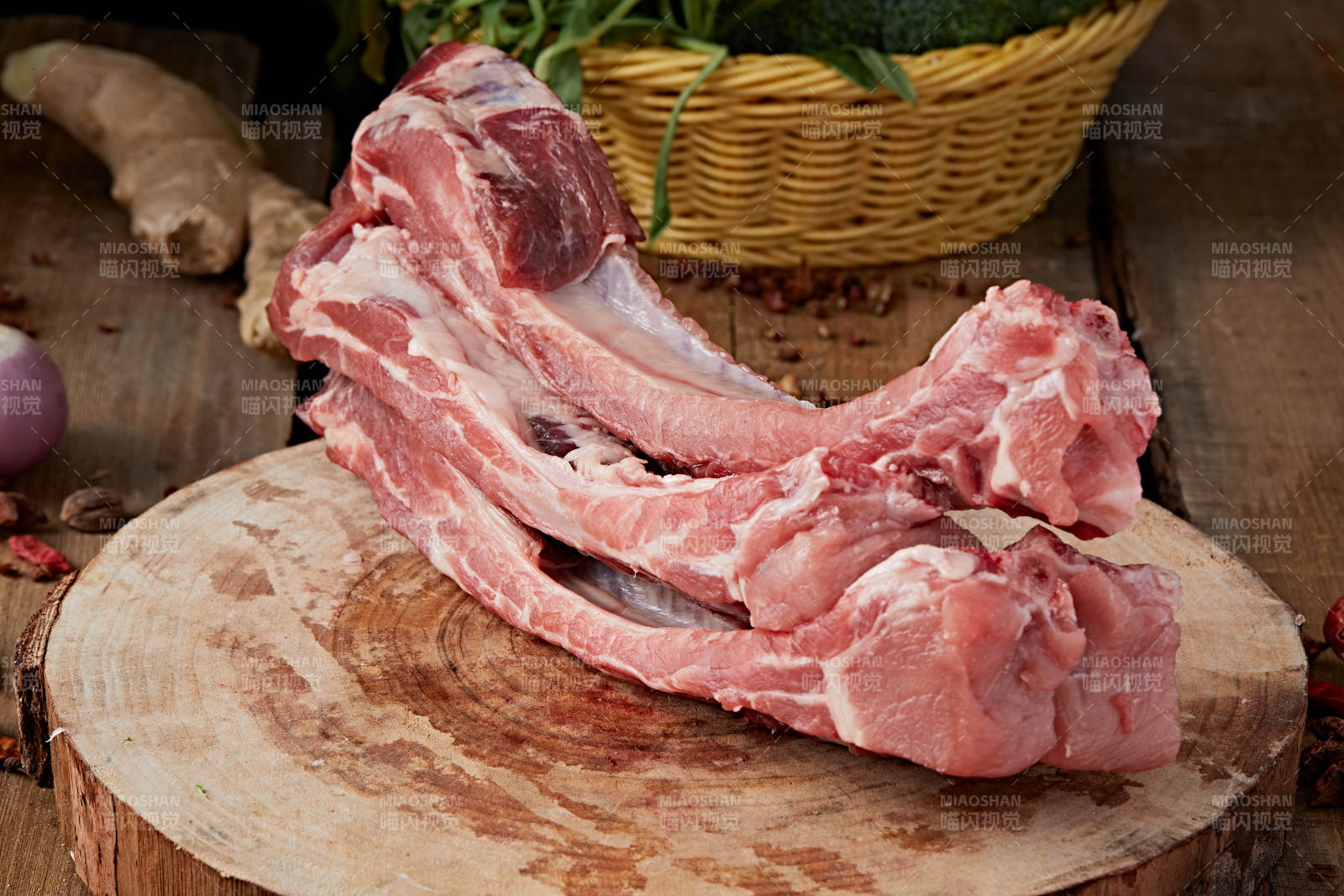 检疫合格的屠宰生鲜猪肉图片
