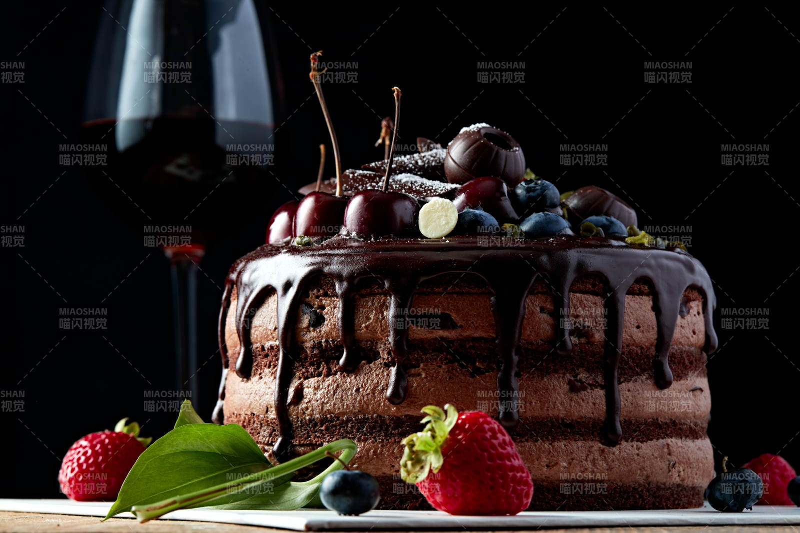 蓝莓草莓车厘子巧克力鲜奶慕斯生日蛋糕图片