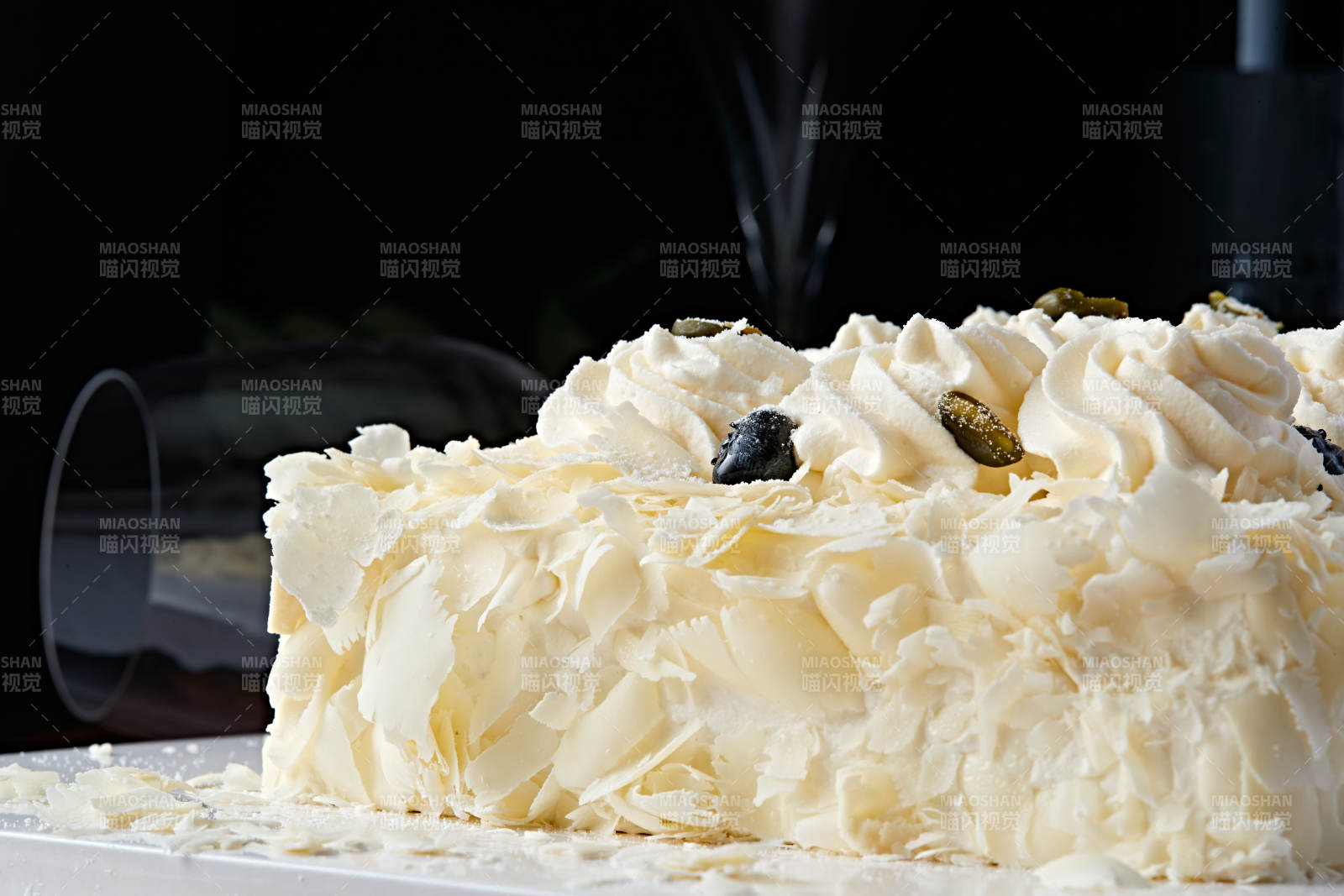 蓝莓白巧克力鲜奶慕斯榴莲蛋糕图片