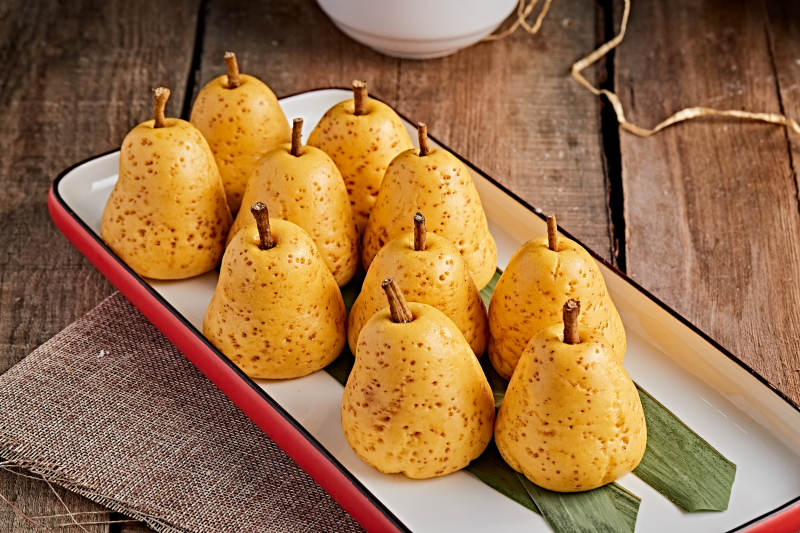 精美餐具装的仿真面点鸭梨窝窝头图片