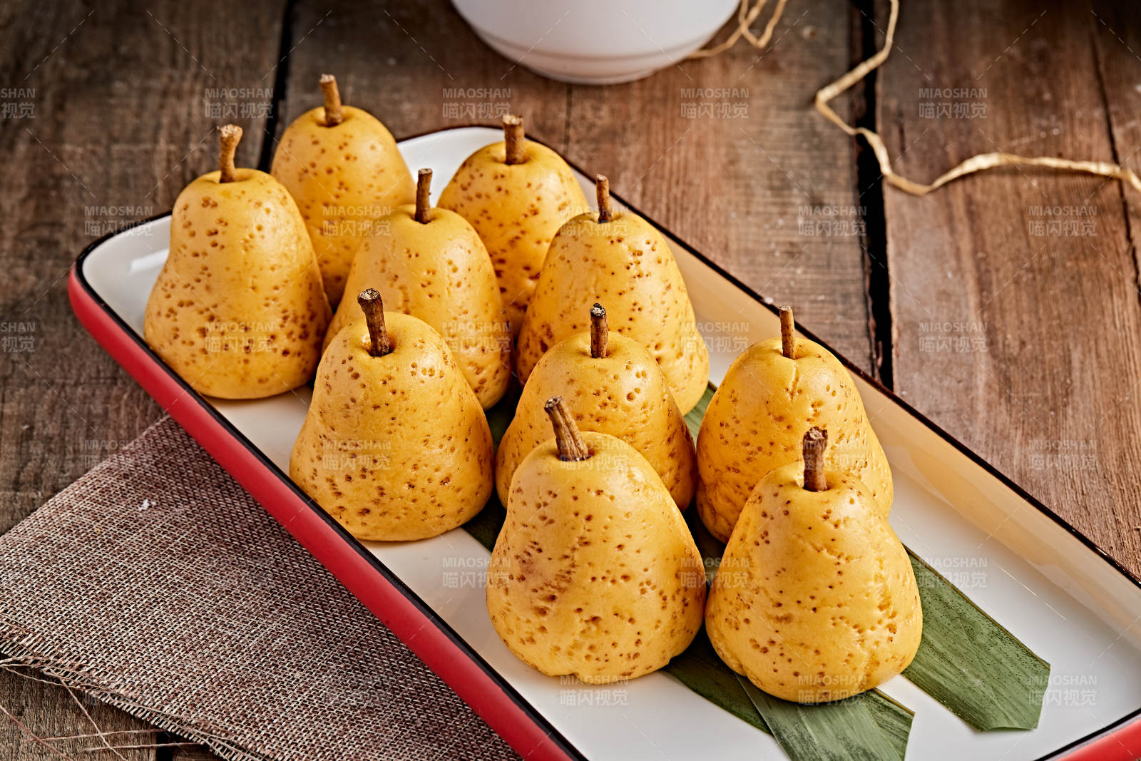 精美餐具装的仿真面点鸭梨窝窝头图片