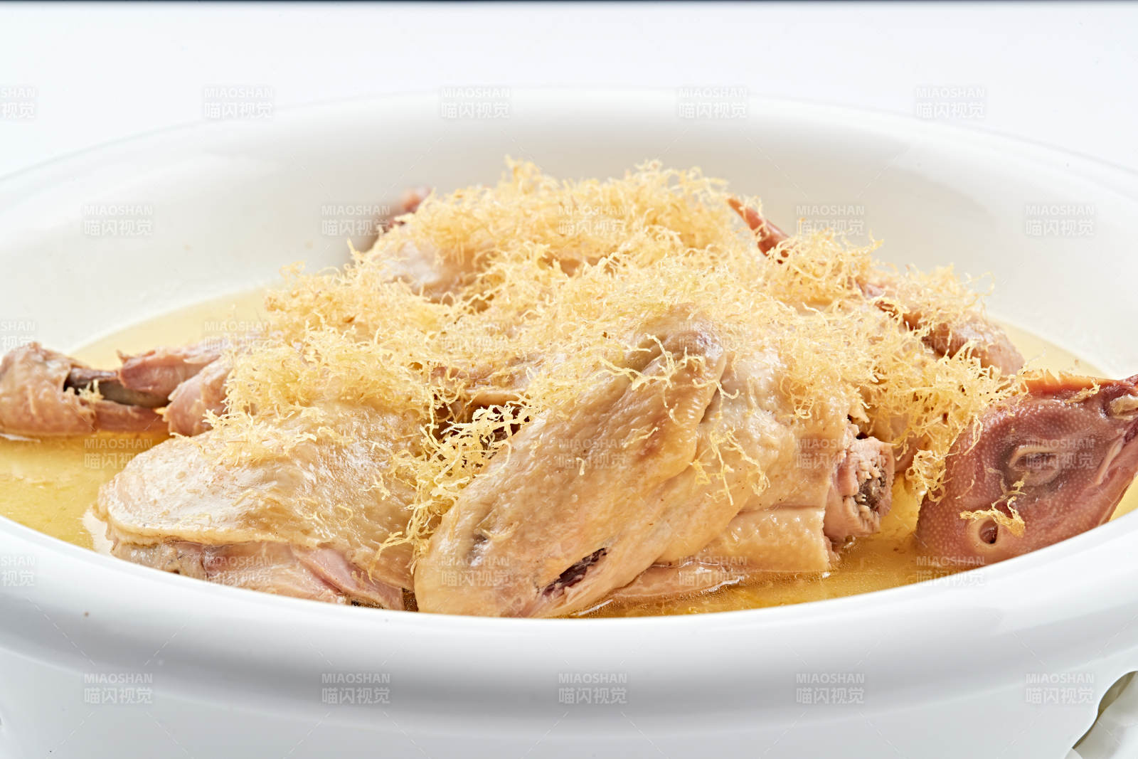 白色瓷盆装的带汤蒸跑山鸡图片