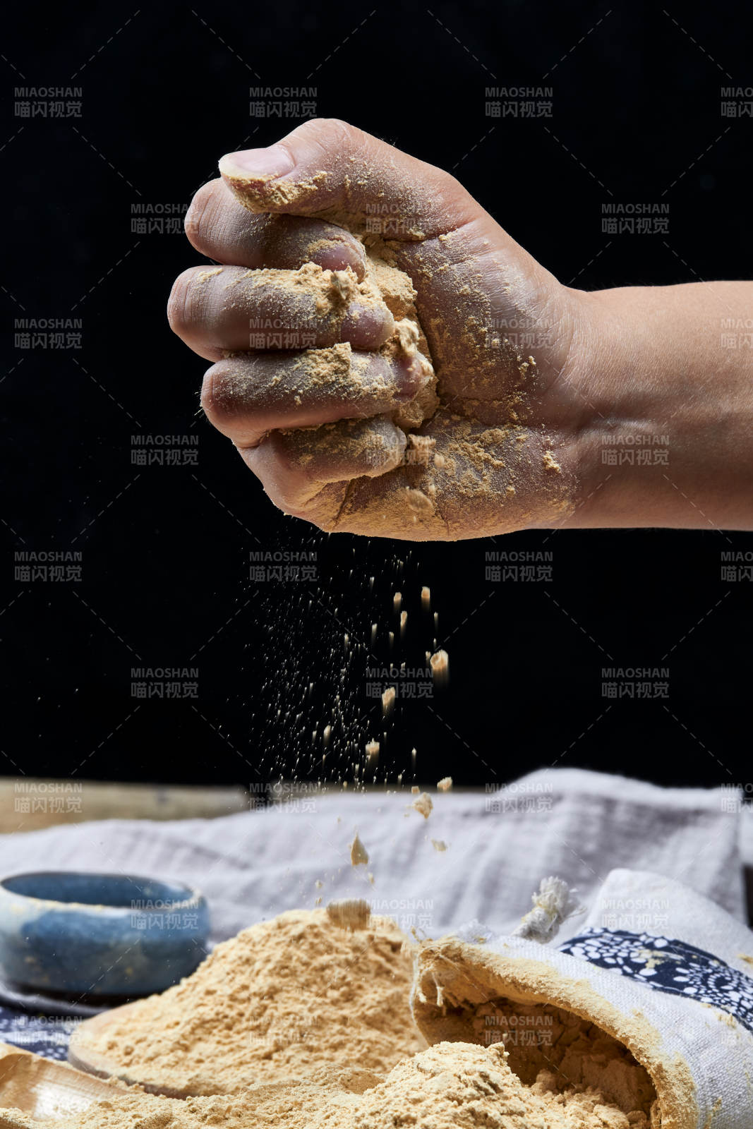 双手揉搓捧起的糊糊面豆糊面图片