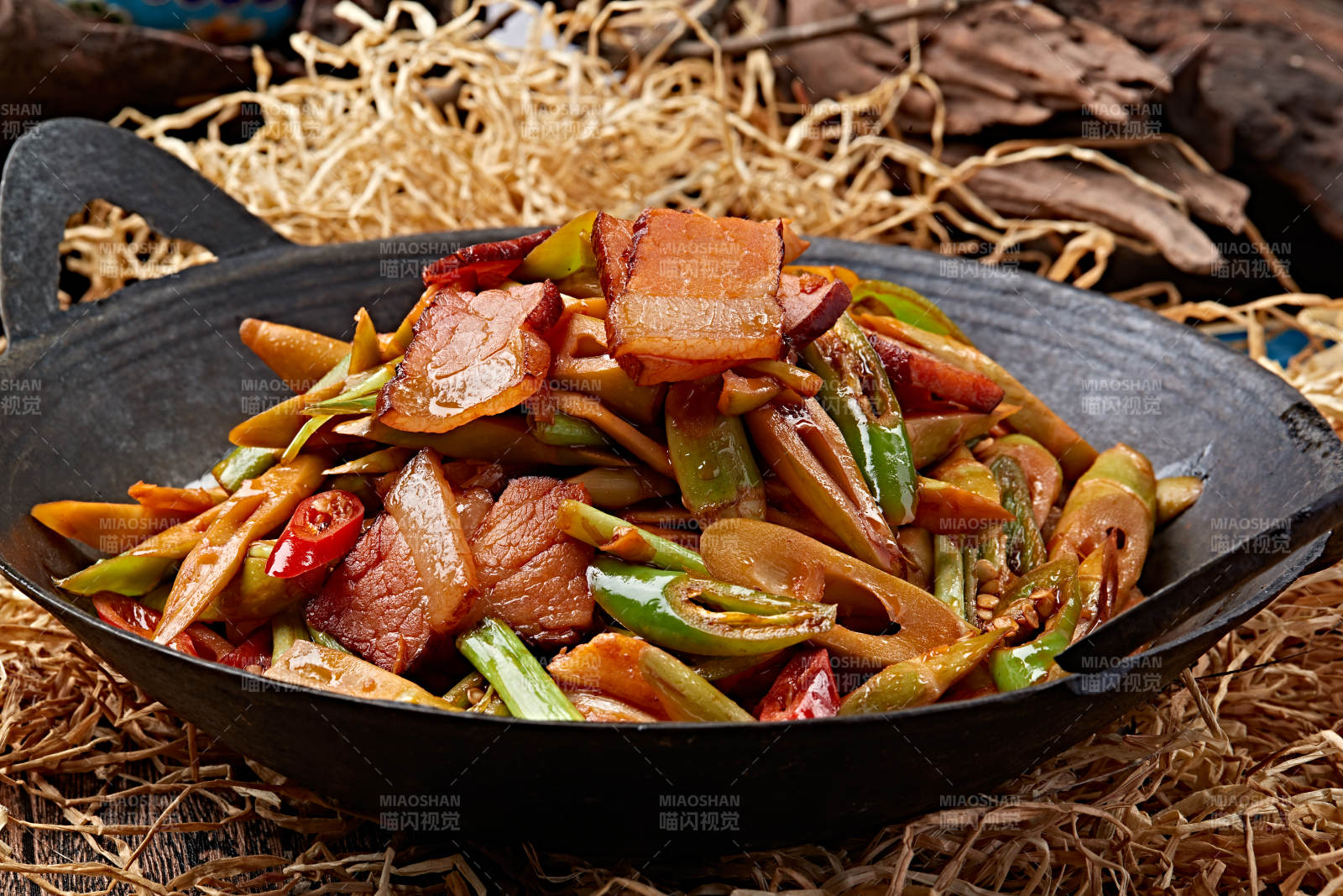 香辣锅仔腊肉嫩笋尖图片