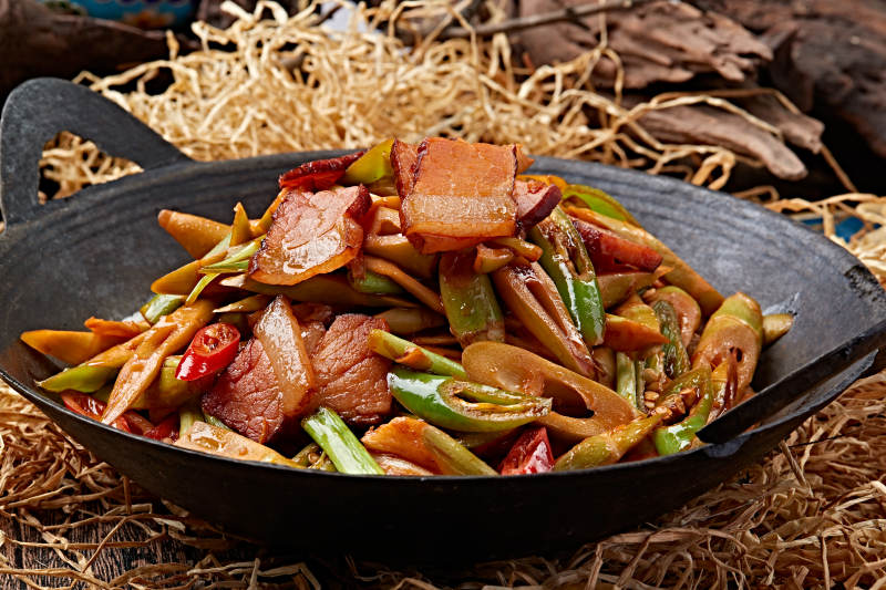 香辣锅仔腊肉嫩笋尖图片