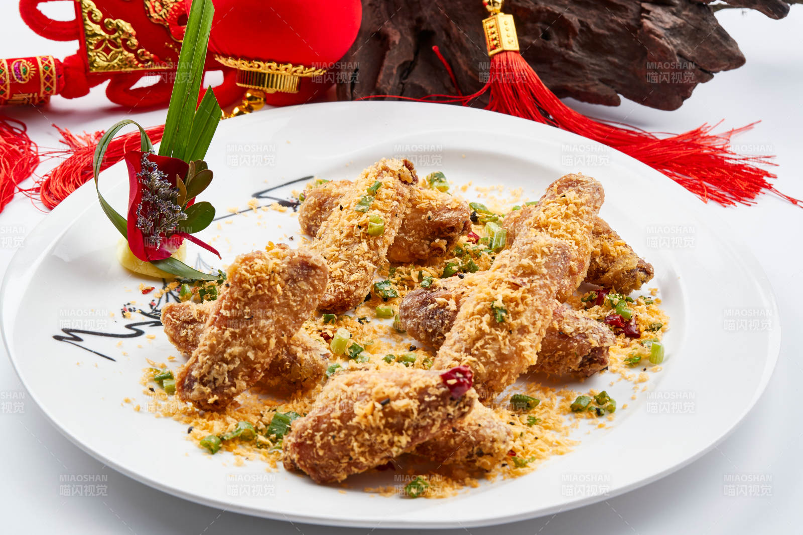 白色瓷盘装的的香炸避风塘鸡翅图片
