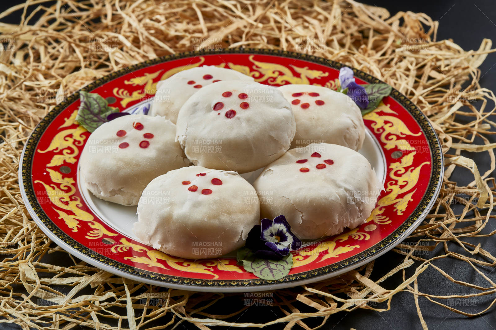 磁盘装的传统婚宴糕点白糖桂花芙蓉酥图片