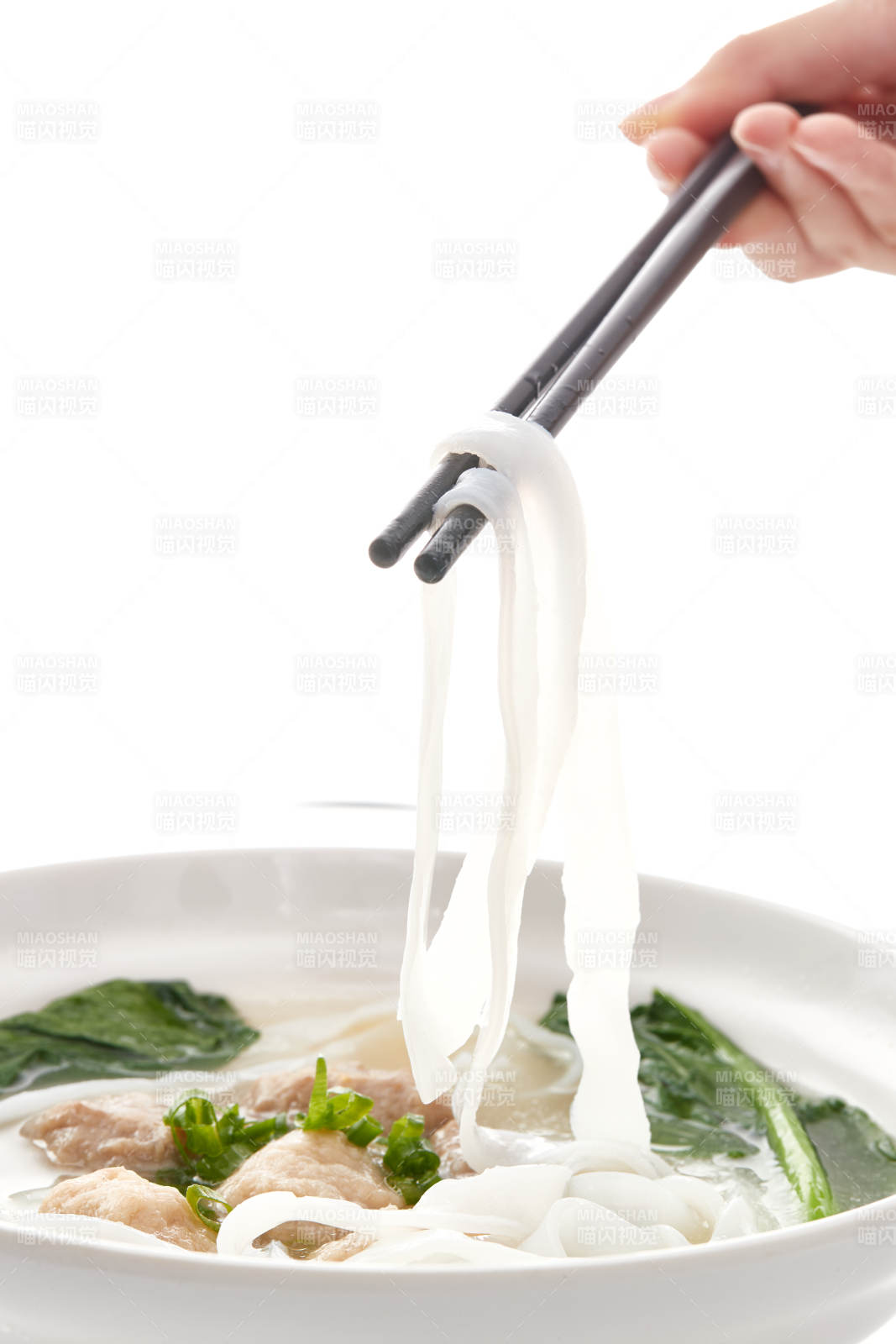 白色瓷碗装的广式河粉配牛丸图片