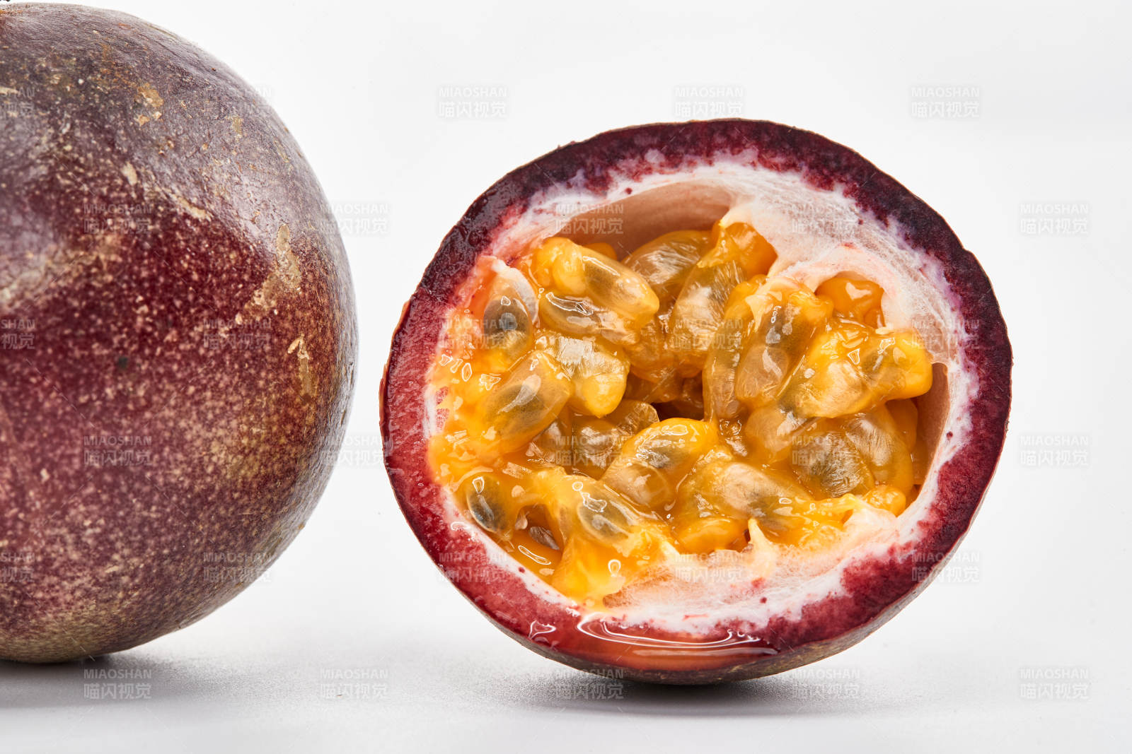 白色背景上摆放的新鲜百香果图片