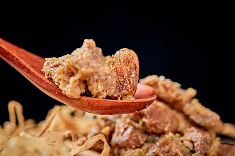 木质背景上摆放的自然香辣牛筋肉图片