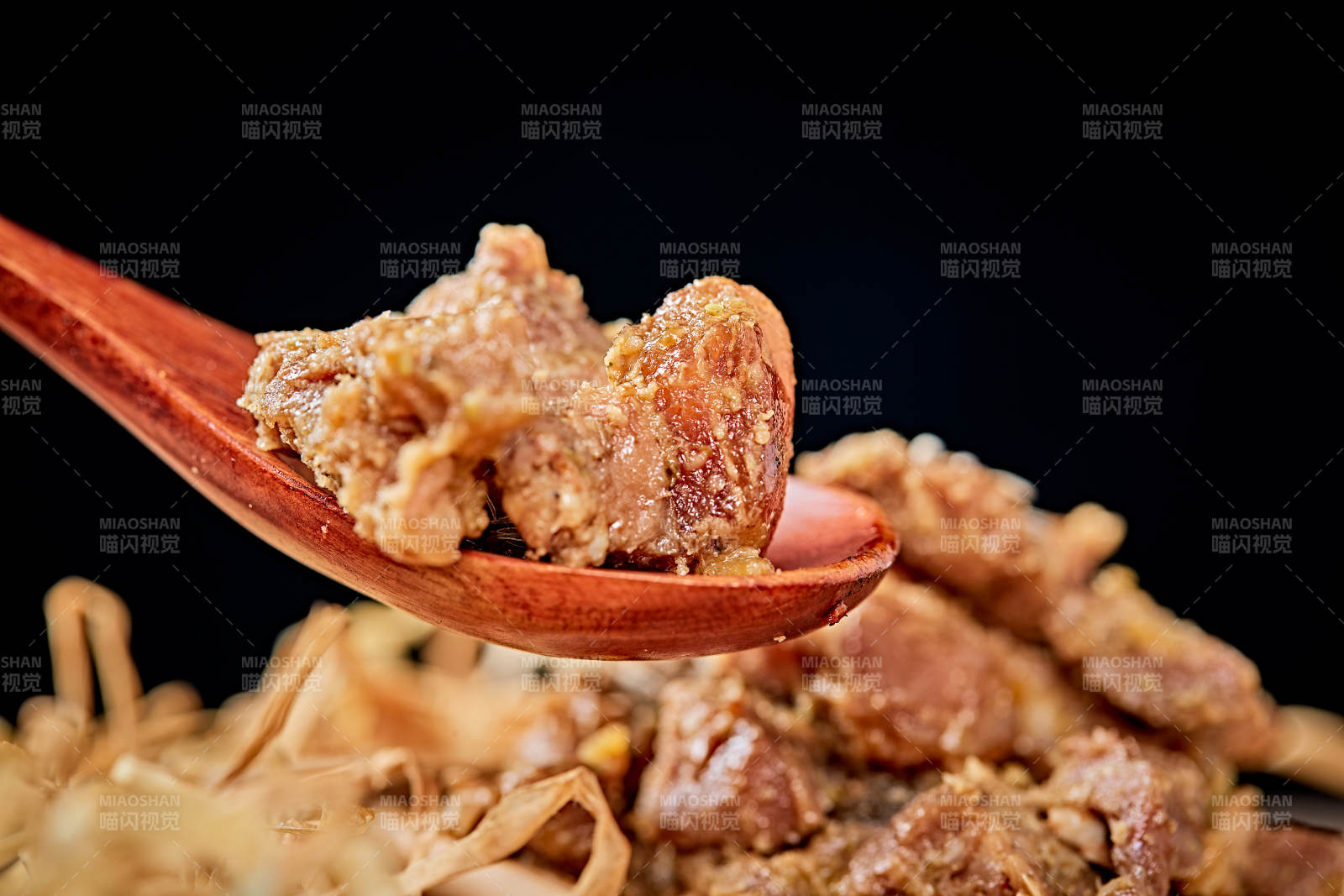 木质背景上摆放的自然香辣牛筋肉图片