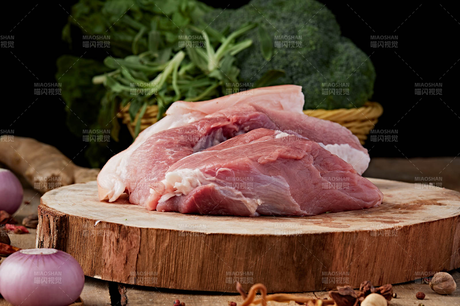 检疫合格的屠宰生鲜猪肉图片