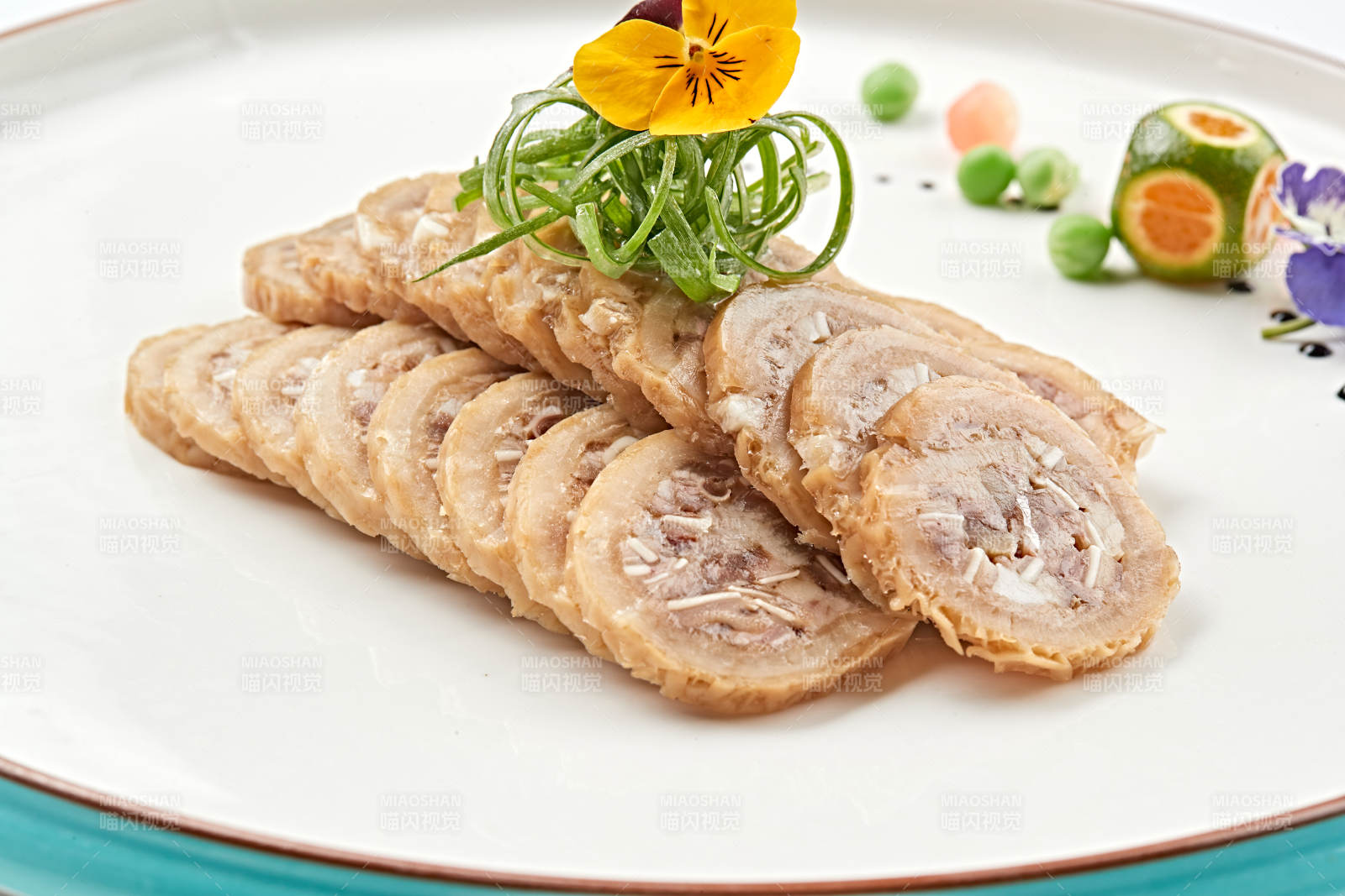 白色瓷盘装的鱿鱼压猪肚切片图片