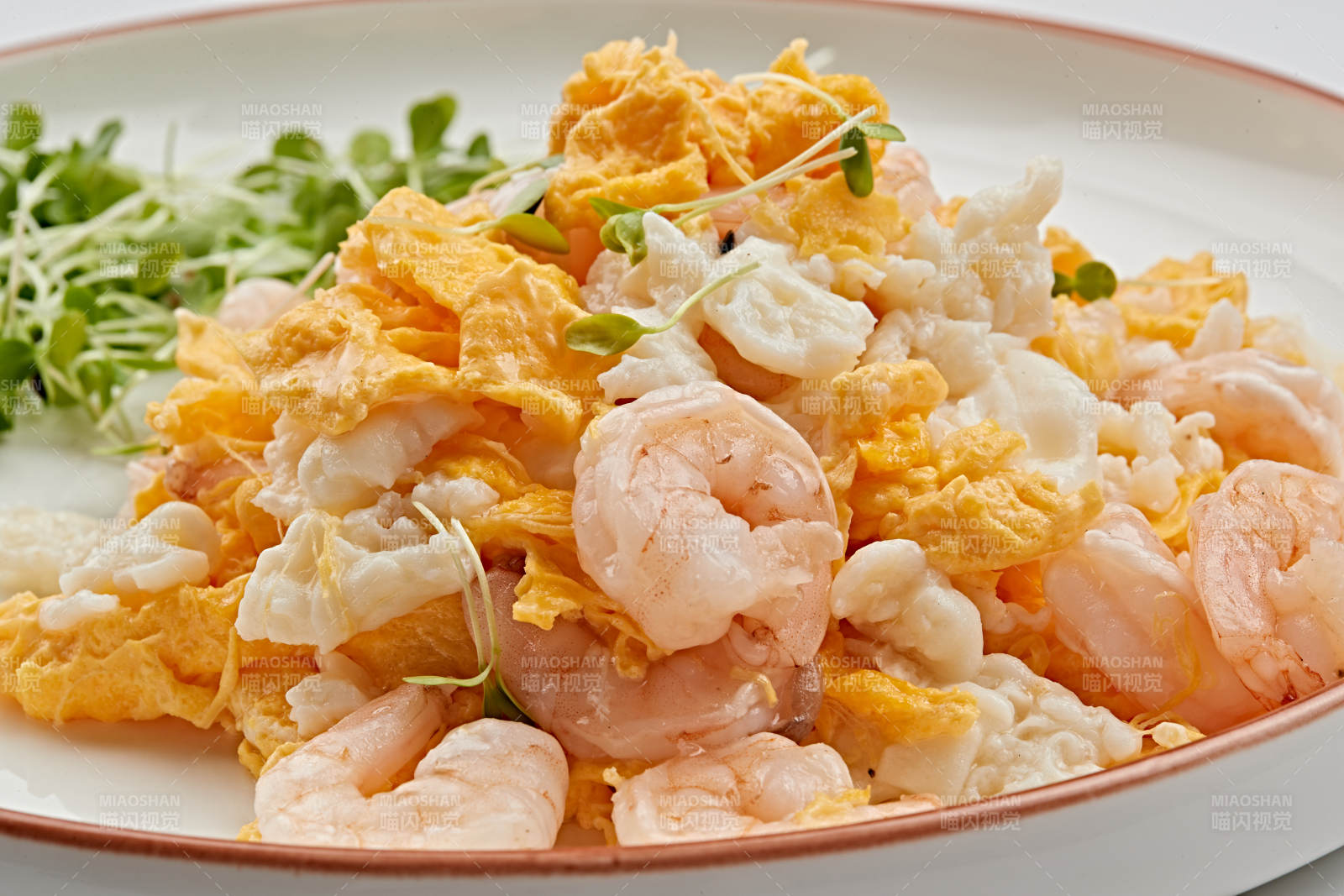 白色瓷盘装的香椿苗虾仁炒泉水蛋图片