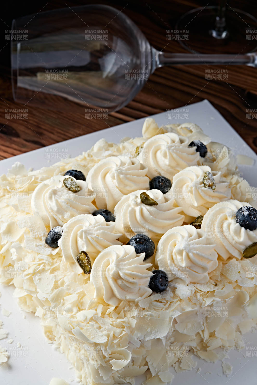 蓝莓白巧克力鲜奶慕斯榴莲蛋糕图片