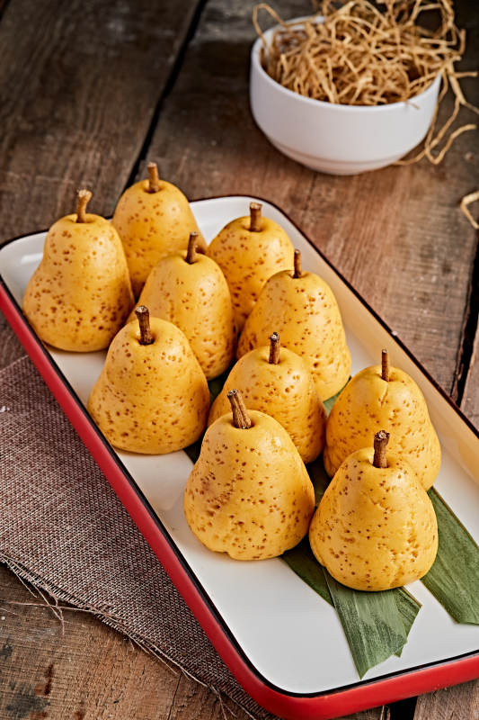 精美餐具装的仿真面点鸭梨窝窝头图片