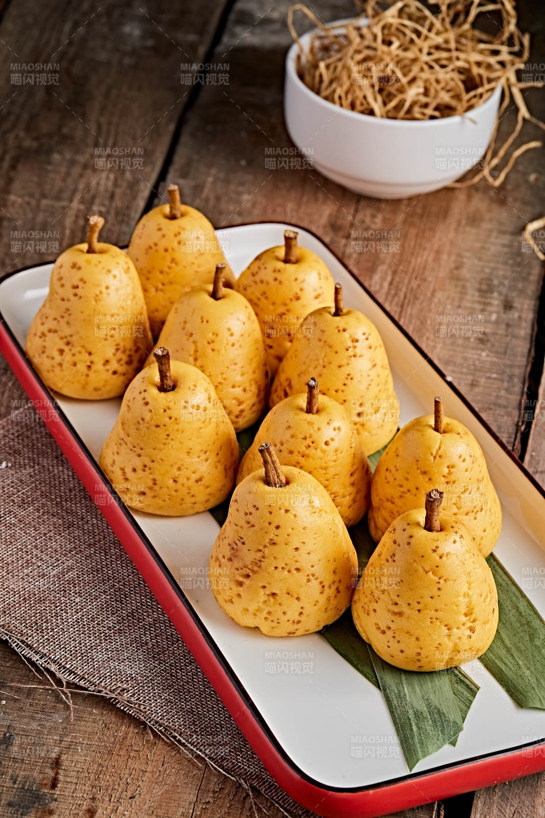 精美餐具装的仿真面点鸭梨窝窝头图片