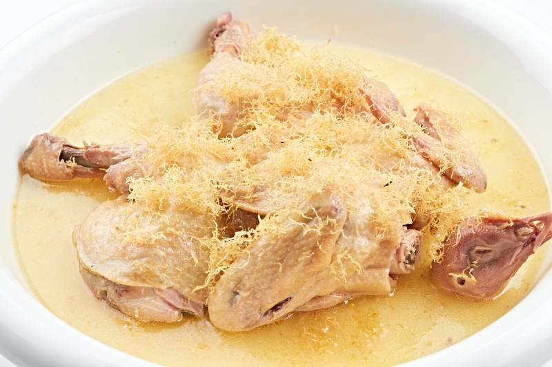 白色瓷盆装的带汤蒸跑山鸡图片