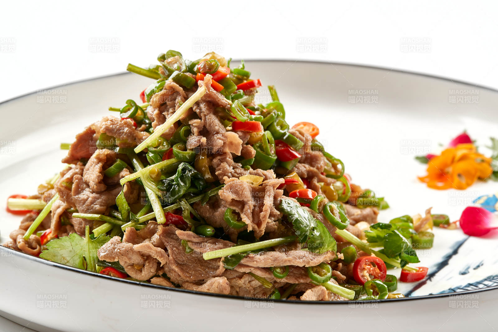 白色瓷盘装的湘味小炒肉图片