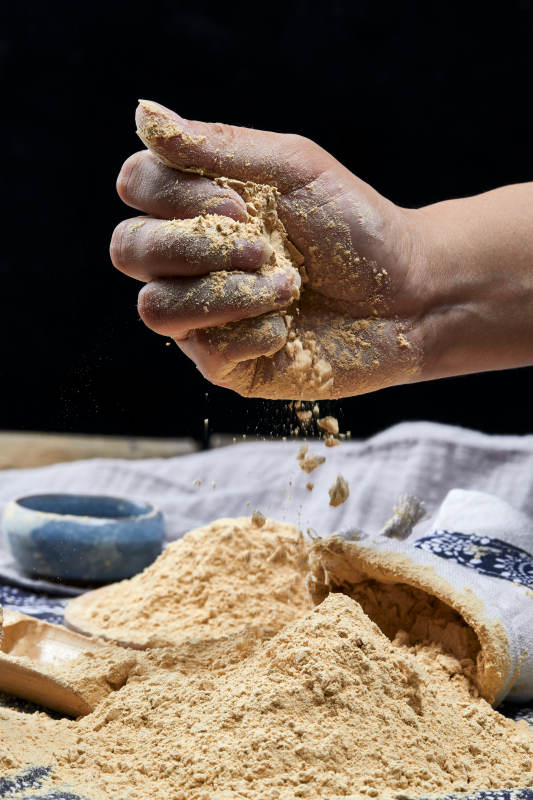 双手揉搓捧起的糊糊面豆糊面图片