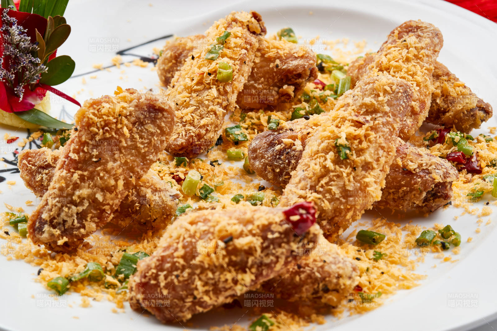 白色瓷盘装的的香炸避风塘鸡翅图片