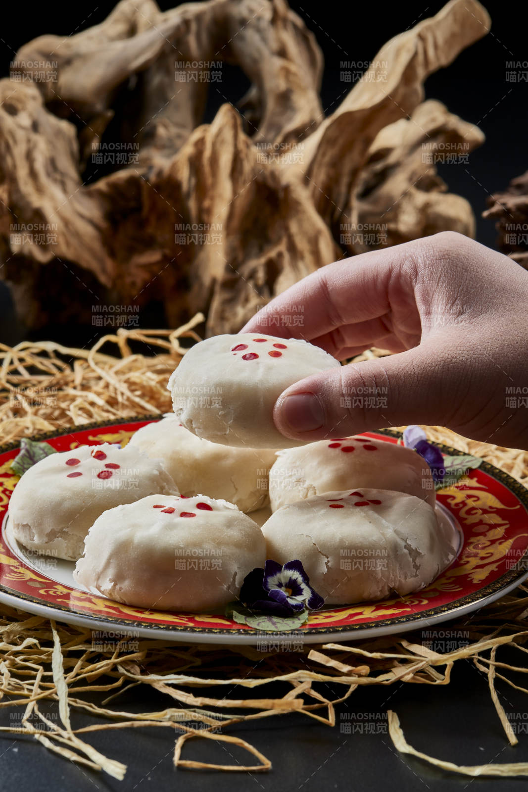 磁盘装的传统婚宴糕点白糖桂花芙蓉酥图片