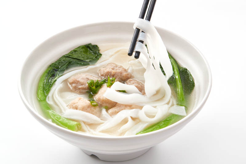 白色瓷碗装的广式河粉配牛丸图片