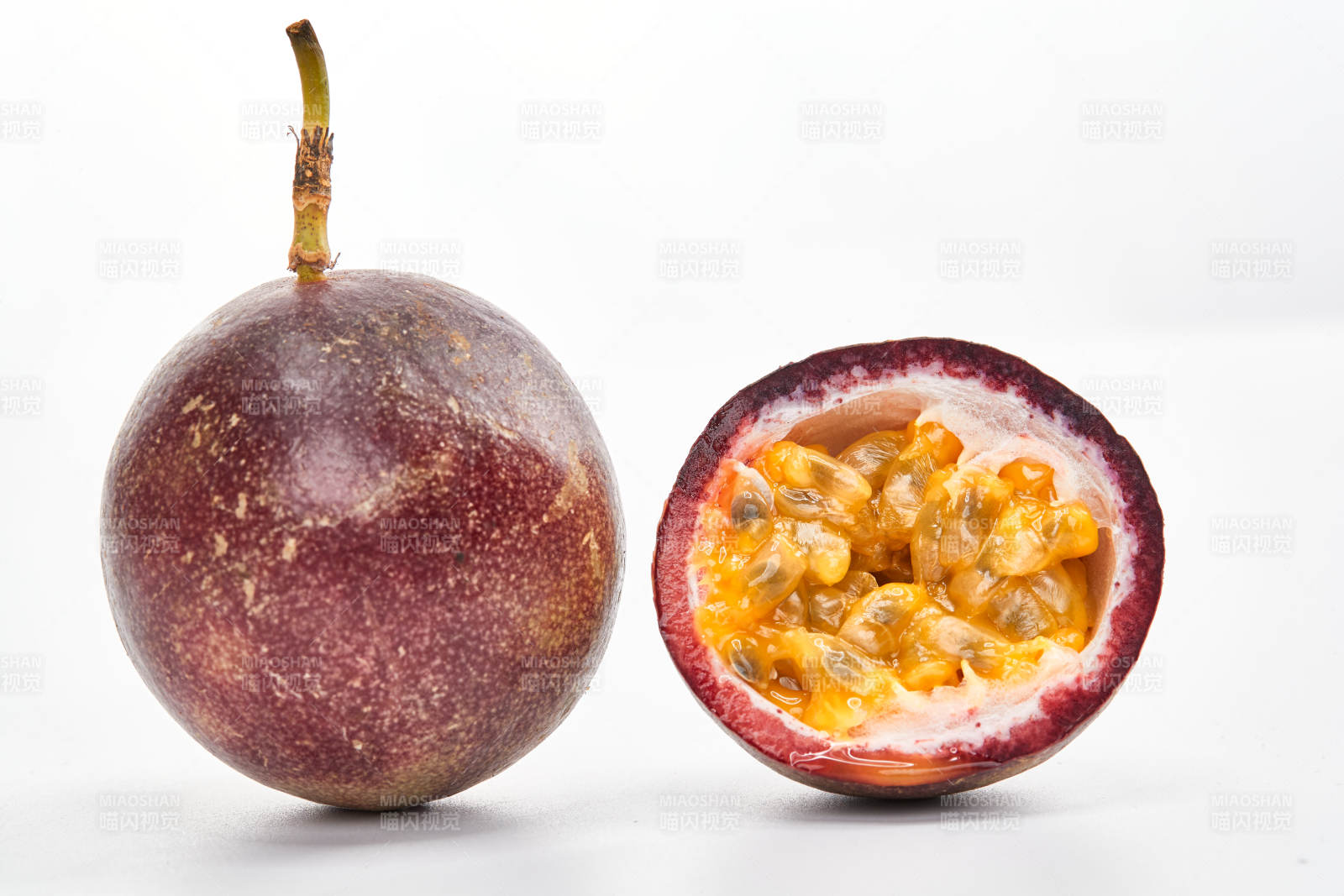 白色背景上摆放的新鲜百香果图片