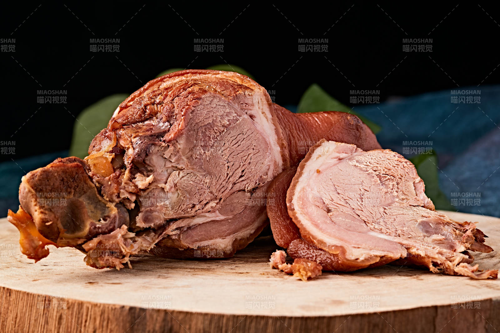 烟熏小香猪肘子图片