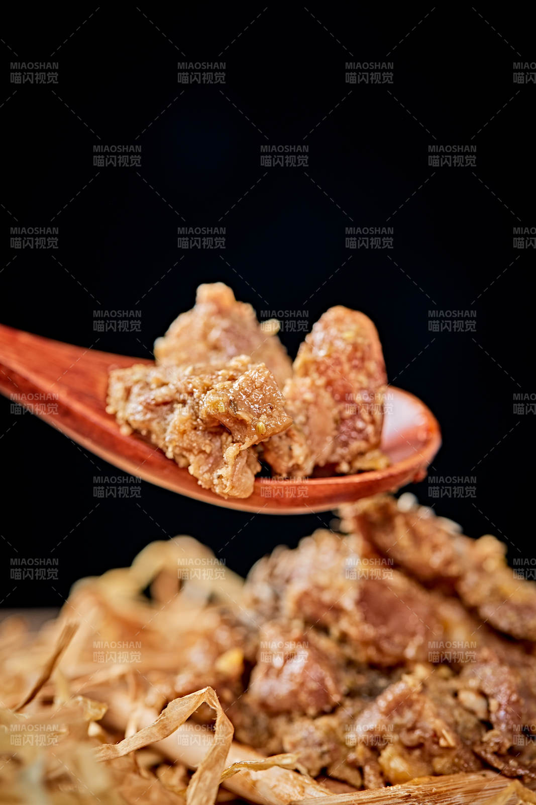 木质背景上摆放的自然香辣牛筋肉图片