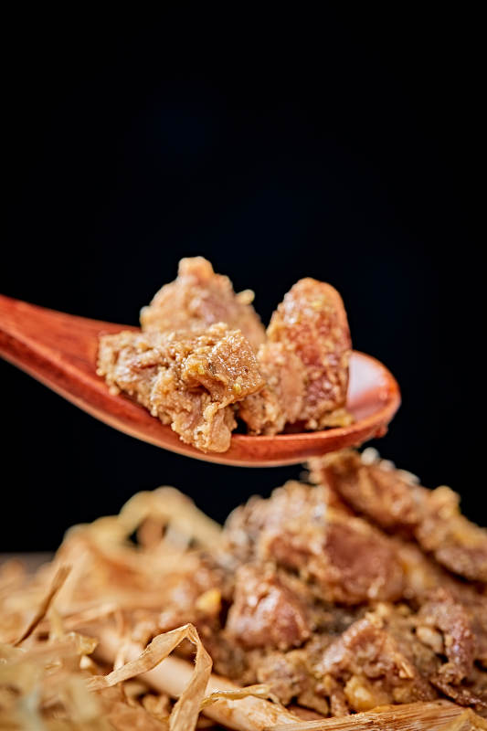 木质背景上摆放的自然香辣牛筋肉图片