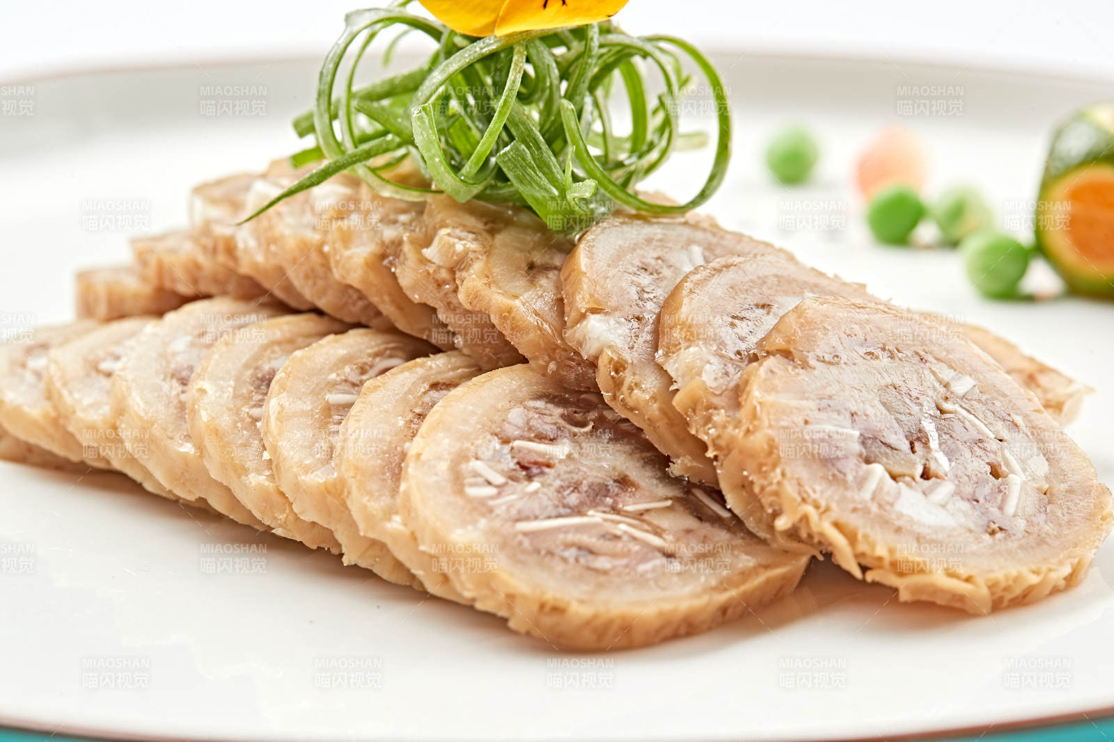 白色瓷盘装的鱿鱼压猪肚切片图片
