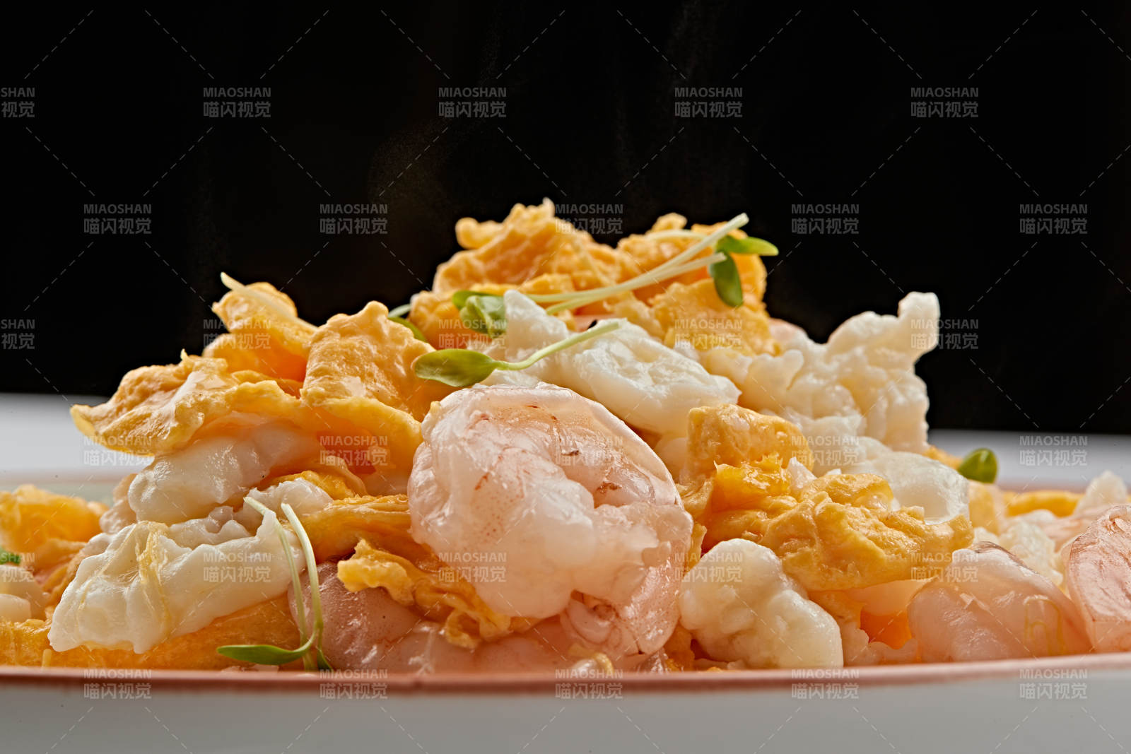 白色瓷盘装的香椿苗虾仁炒泉水蛋图片