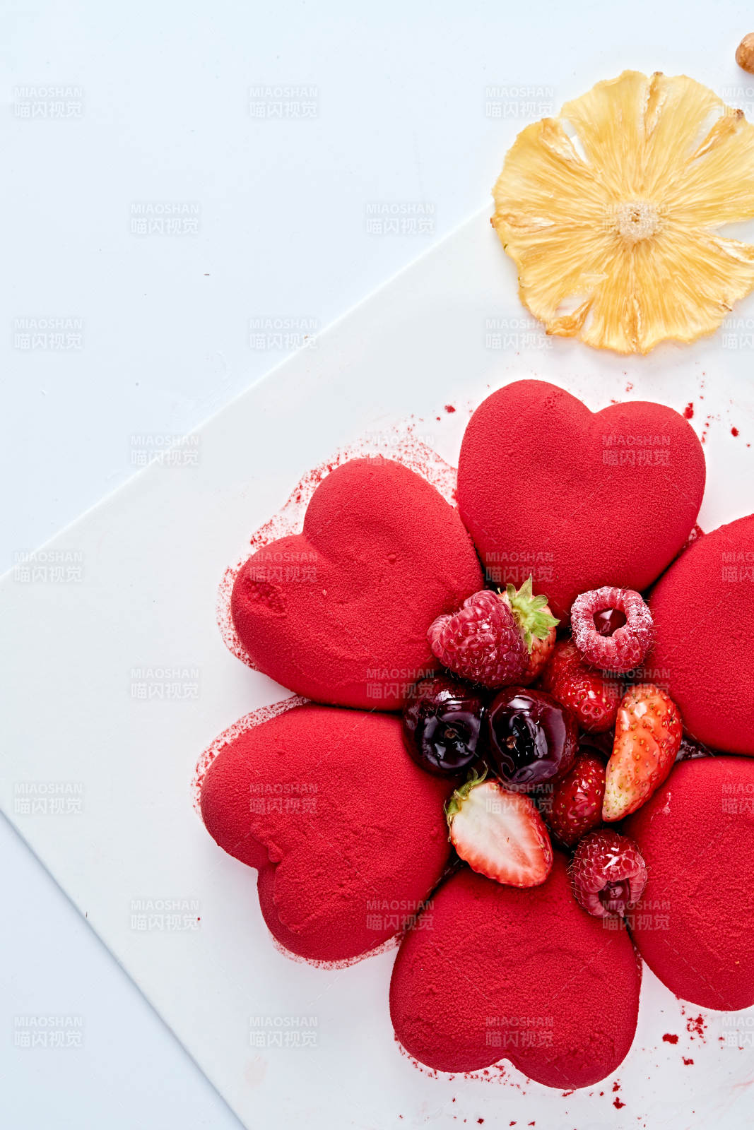 鲜水果抹茶心形奶油慕斯蛋糕图片