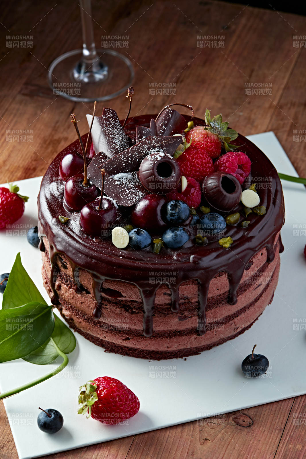 蓝莓草莓车厘子巧克力鲜奶慕斯生日蛋糕图片